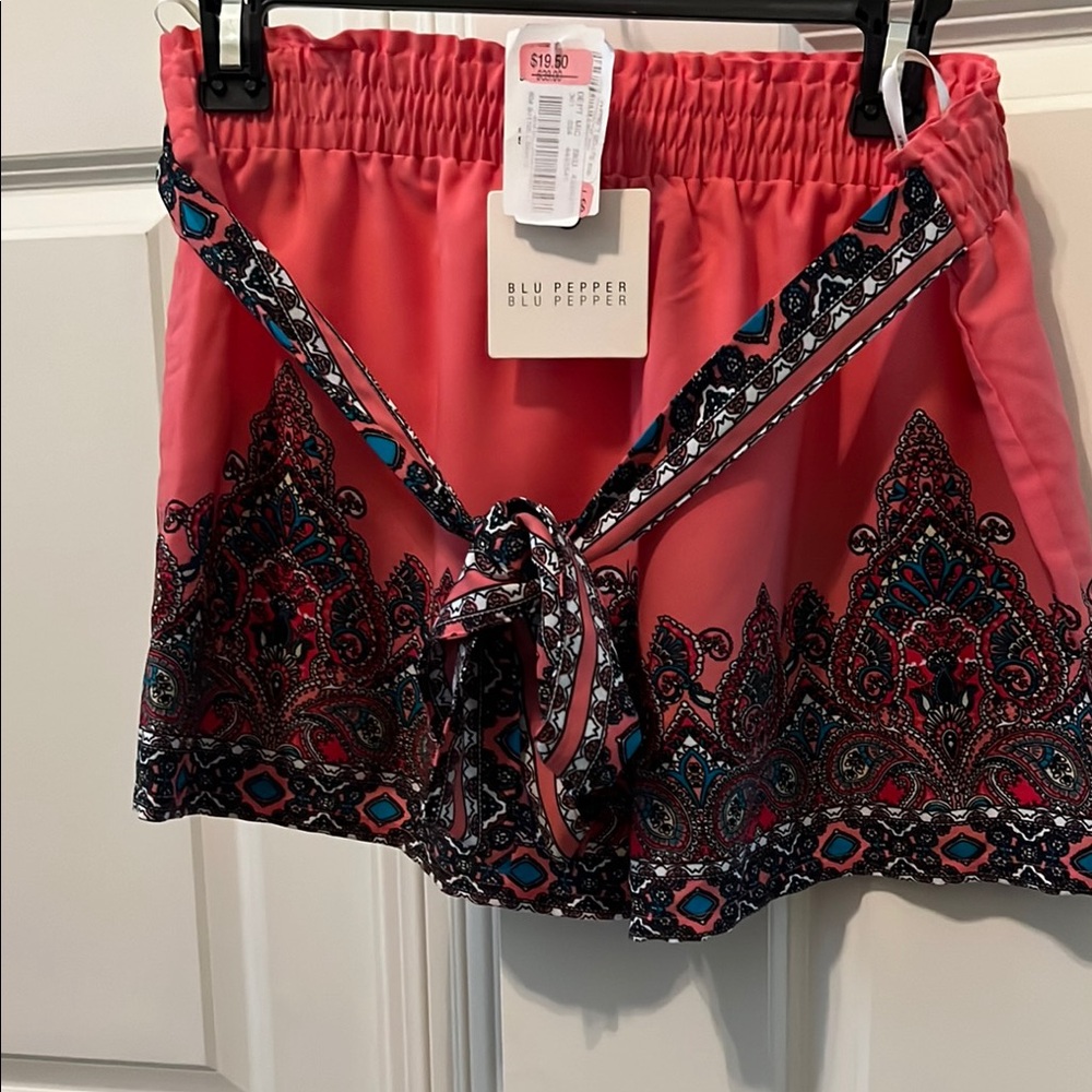 NWT Blu Pepper Coral and Black Patterned Shorts Juniors Size L